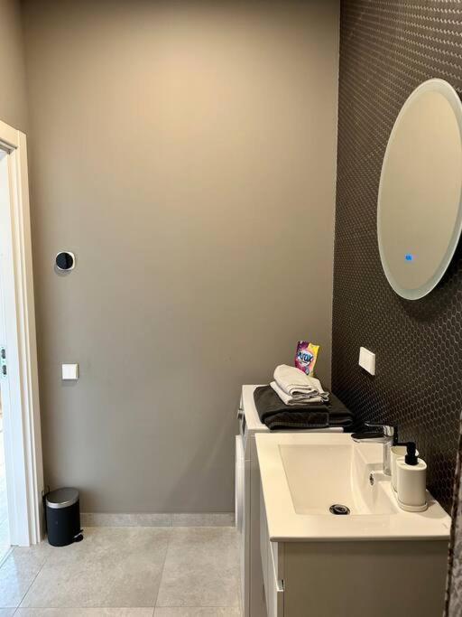 Modern Central Apartment Riga Retreat المظهر الخارجي الصورة