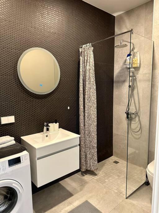 Modern Central Apartment Riga Retreat المظهر الخارجي الصورة